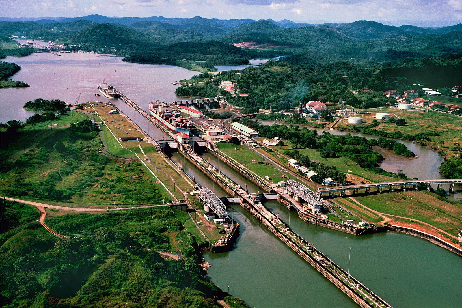 Panama Canal lock construction and water levels